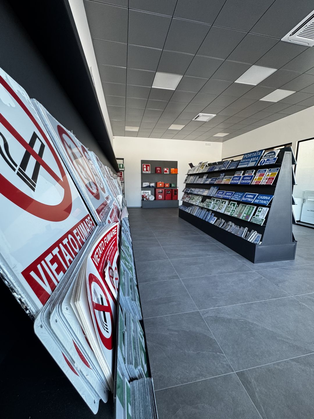 Interno del negozio con espositori di cartellonistica aziendale
