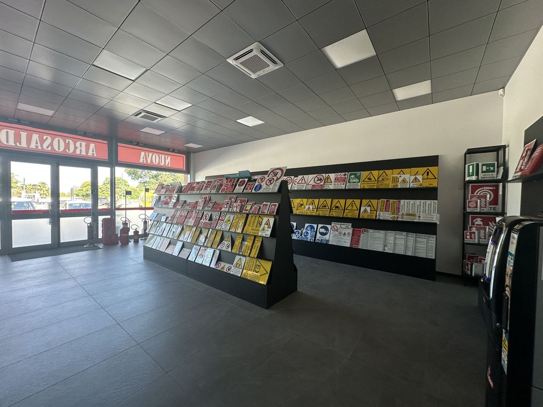 Sala vendita con ampio assortimento di segnaletica di sicurezza